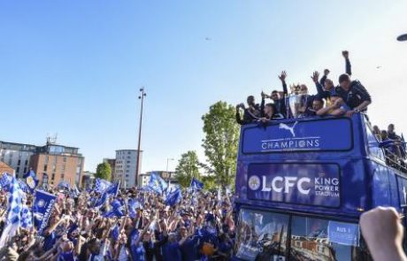 [FOTO in VIDEO] Leicester City naslov slavil z 250.000 navijači!