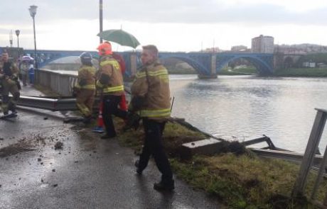 [FOTO] Prebil ograjo in z avtomobilom končal v Dravi