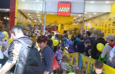 [FOTO in VIDEO] Lego kocke na kilo: Stari in mladi navalili na odprtje trgovine s kockami