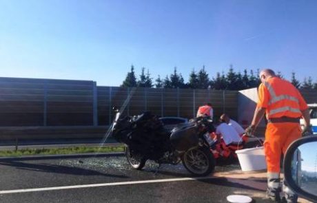 [FOTO] Motorist na primorki v nesreči poškodoval tudi policista