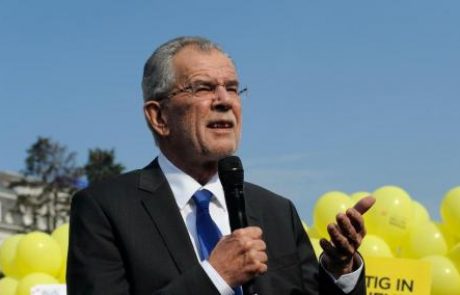 Glasovi po pošti odnesli zmago desničarju Hoferju, zmagal je Van der Bellen