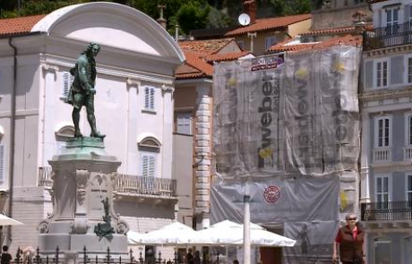 [VIDEO] Pred turistično sezono piranski ponos ovit v zidarske odre