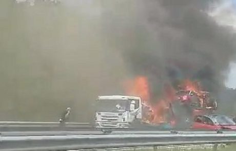 [FOTO in VIDEO] Spet zmeda na cestah: Na dolenjki zagorel tovornjak