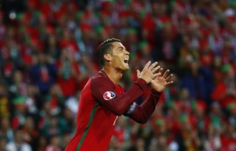 [VIDEO] Vsaj nekaj mu je uspelo zadeti: Živčni Cristiano Ronaldo novinarjev mikrofon zalučal kar v jezero