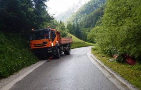 [FOTO] Voznici na Gorenjskem vozili prehitro in trčili ena v drog, druga v tovornjak