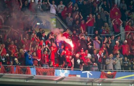 Navijač je 18-centimetrsko baklo na stadion pretihotapil v zadnjici