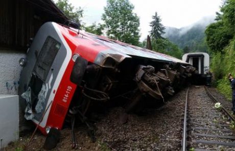 [FOTO] Huda ura na Koroškem: Zaradi neurja iztiril tudi potniški vlak