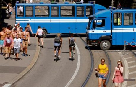 Moški na vlaku v Švici z nožem napadel potnike, ranjen tudi 6-letni otrok