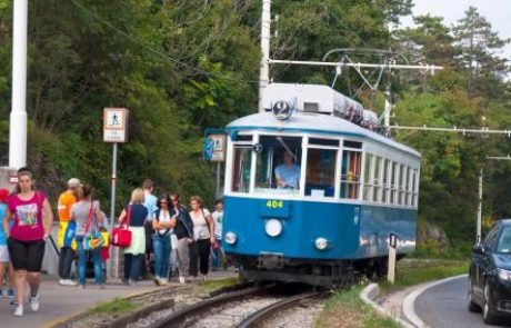 V čelnem trčenju tržaških tramvajev osem poškodovanih