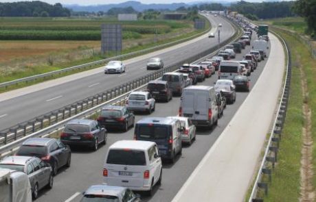 Že od zjutraj zastoji na cestah in mejnih prehodih