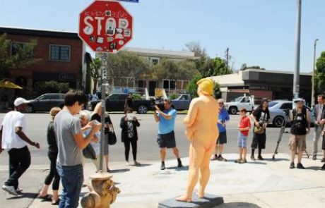 [VIDEO in FOTO] Ko to vidiš, ti je žal: Po ameriških mestih straši nag Trump