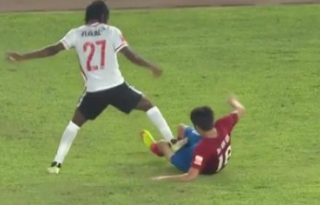 [VIDEO] To pa boli: Gervinho s podplatom v mednožje