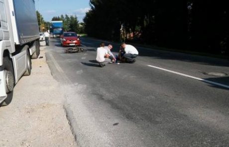 [FOTO in VIDEO] V Šempetru motorist trčil v tovornjak s priklopnikom, nezavesten obležal