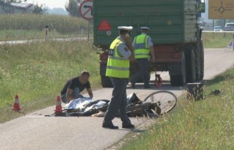 [FOTO] Traktor s prikolico do smrti povozil starejšega kolesarja