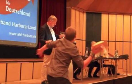 [VIDEO] Še en vodja skrajne nemške desnice v glavo dobil torto