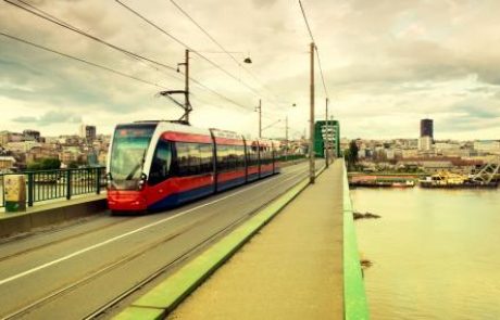 [VIDEO] Beograd: V pretepu na tramvaju tudi ženska z dojenčkom