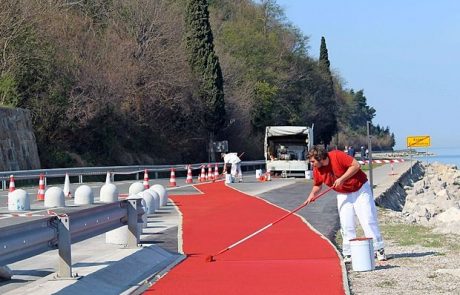 Polovica cestišča kolesarjem, polovica sprehajalcem