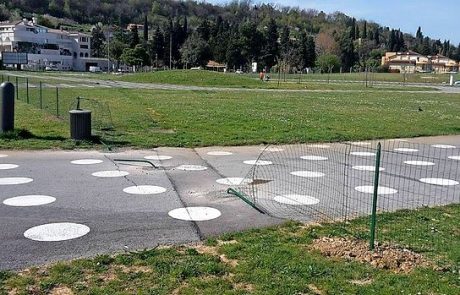 Ograja, ki prečka Park Sonce, je zdržala le teden dni