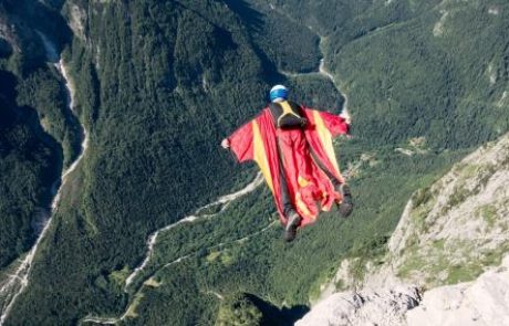 [VIDEO] Wingsuit padalec preživel neverjetno nesrečo!