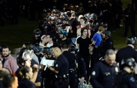 [FOTO in VIDEO] Na protestih proti Trumpu prišlo do streljanja