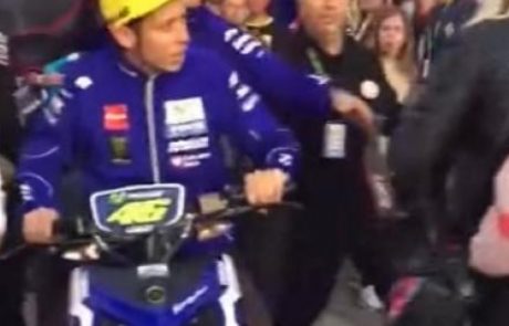 [VIDEO] Rossi nesramno odrinil eno od obiskovalk “paddocka”