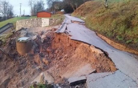 [FOTO] Na Kranjskem plaz uničil cesto, ogrožene tudi hiše