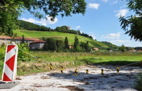 Parkirišče (za zdaj) ostaja kmetijsko zemljišče