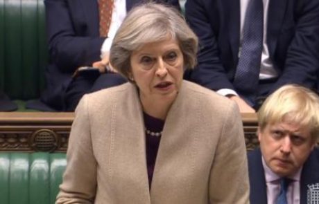 Theresa May naj bi napovedala trdi brexit