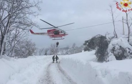 Čudež v Abrucih: Reševalci pod plazom odkrili šest preživelih, med njimi tudi majhna deklica