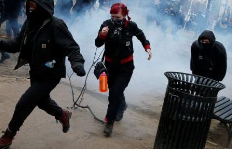 [FOTO in VIDEO] Po prisegi protestniki poskušali zablokirati parado, policija uporabila solzivec