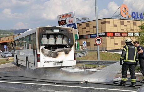 Požar je ustavil avtobus