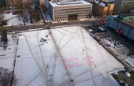 [FOTO] Pred parlamentom se je po sprejetju zakona o tujcih pojavil velik napis