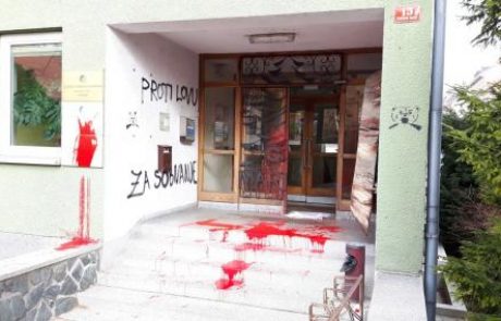 [FOTO] “Vandali” z grafiti in rdečo barvo proti lovu in odstrelu živali