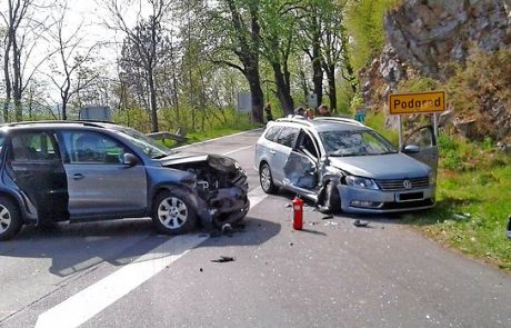 Motorist in sopotnica obležala hudo poškodovana