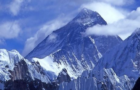 Na Everestu umrli trije alpinisti, še enega pogrešajo