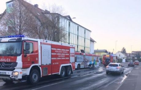 Na zaklenjenem parkirišču zagorel gradbeni stroj