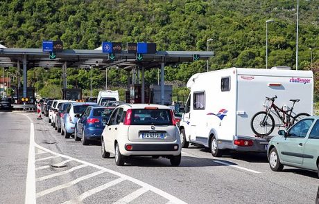 Američanko je Avstrijec skril v prtljažnik avta