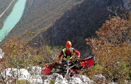 Gredo tudi po nahrbtnik, ki je obtičal na edinem grmu v steni