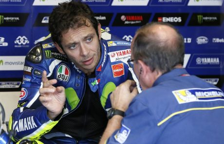 Rossi z motorjem zbil žensko, boji se aretacije