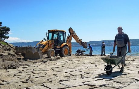 Za pivo na plaži bo skrbela občina