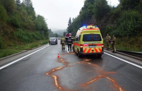 Avto se je ustavil prevrnjen na bok