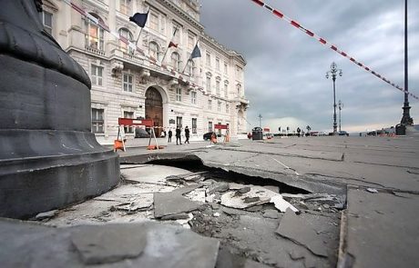 Osrednji tržaški trg je spet dobil “grbo”