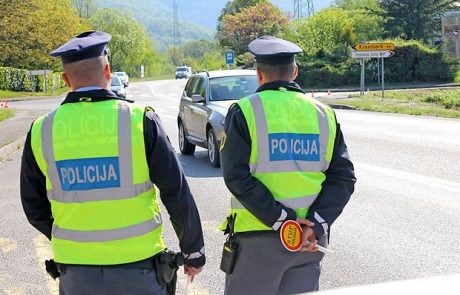 V policista je poskušal zalučati kamnito korito