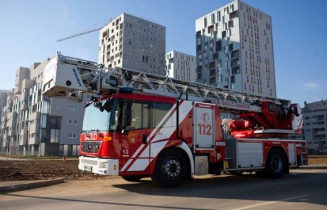 Otrok zaprl starša na balkon