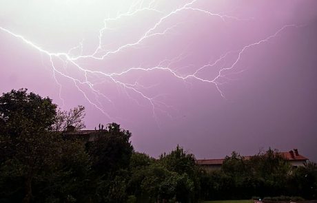 V zahodnem delu Slovenije ponoči spet možne nevihte