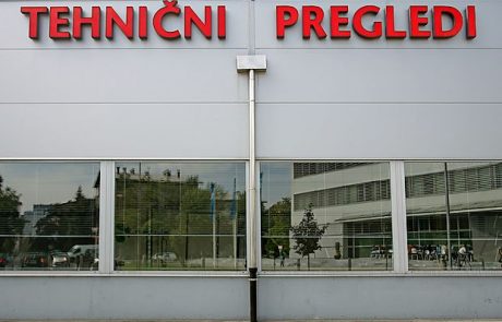 15 hišnih preiskav zaradi sumljivih tehničnih pregledov