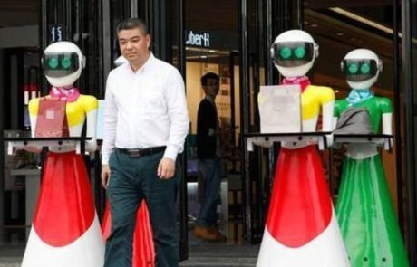 Ko kitajski tajkuni ne vedo več, kako razkazovati bogastvo, se po nakupih odpravijo v spremstvu 8-ih robotov