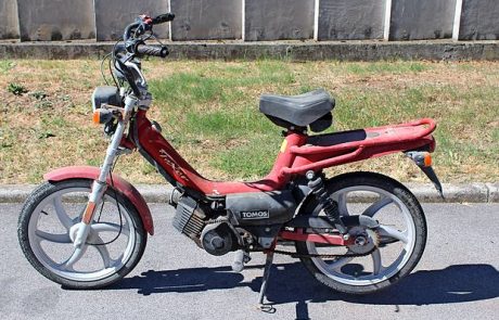 Čigav je moped?