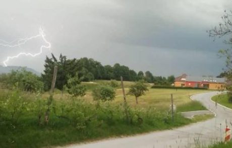 FOTO: Vreme pokazalo zobe: veter, toča in strele nad Slovenijo