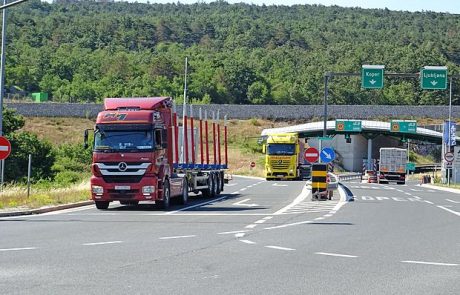 Na avtocesti pri Kozini več tovornjakov